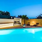 Mirakul Villa *