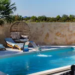 Mirakul Villa