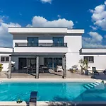Mirakul Villa *