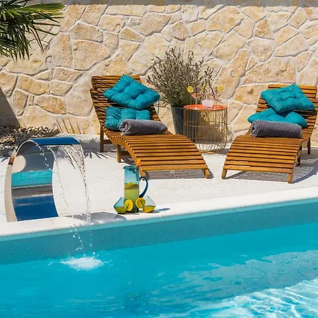 别墅 Mirakul 希贝尼克